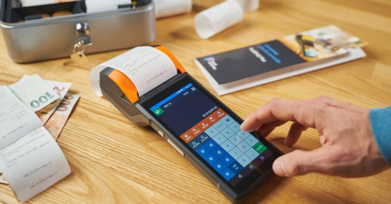 Tesla Autopilot Condamnată la 243 Milioane $: Cine Răspunde Când AI Conduce?